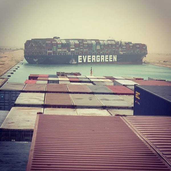Un buque encalló en el Canal de Suez y provocó un descomunal blqueo fluvial