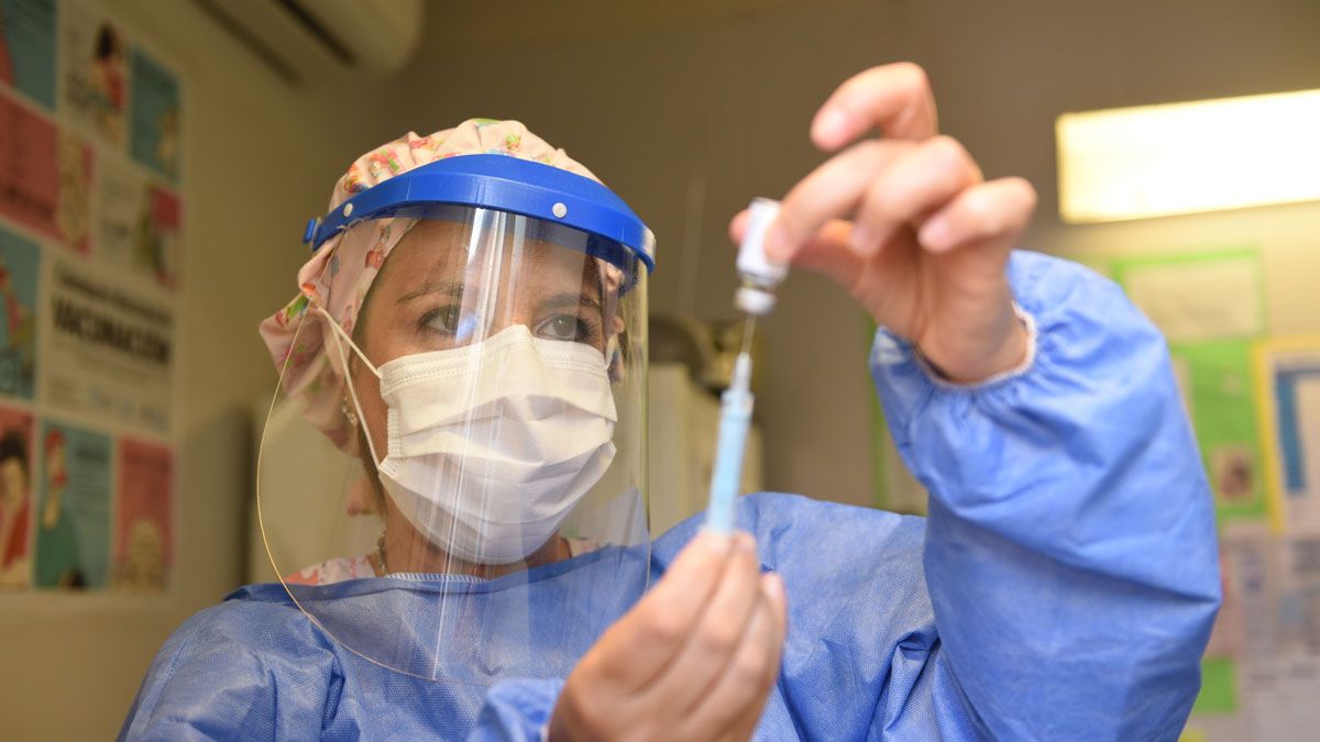 Mendoza vacunará a médicos independientes de más de 40 años