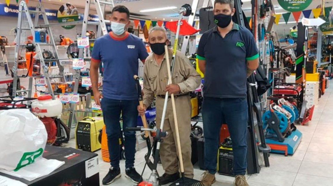 Córdoba: le regalaron herramientas nuevas al jardinero de 80 años que fue asaltado