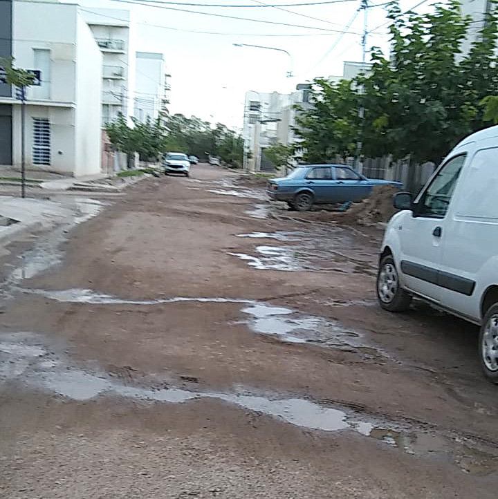 Vecinos del barrio Procrear  ofuscados por una pérdida de agua