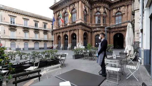 La cepa india del coronavirus preocupa a Europa, pero Italia reabre locales gastronómicos