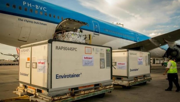 Llegaron en un vuelo de Aerolíneas 384.000 dosis de la vacuna china de Sinopharm
