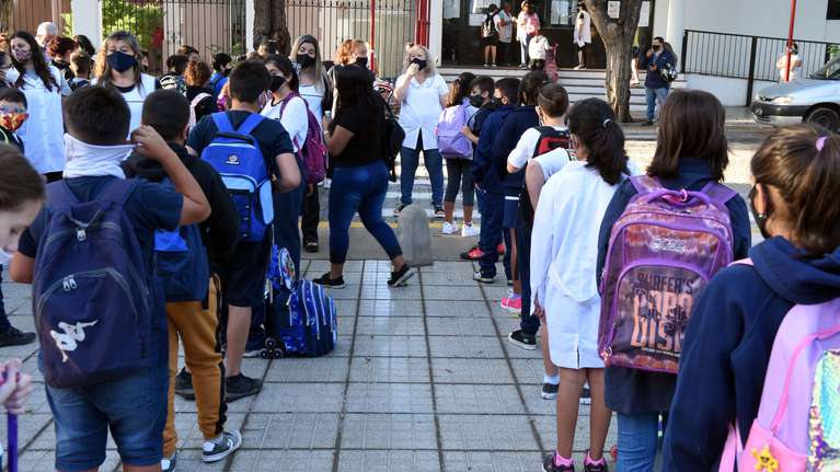 Alberto Fernández justificó el cierre de escuelas: “Los chicos juegan a cambiarse los barbijos”