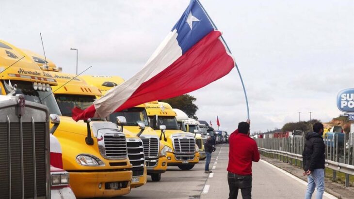 Tierra del Fuego está aislada por un bloqueo de camioneros chilenos manifestándose