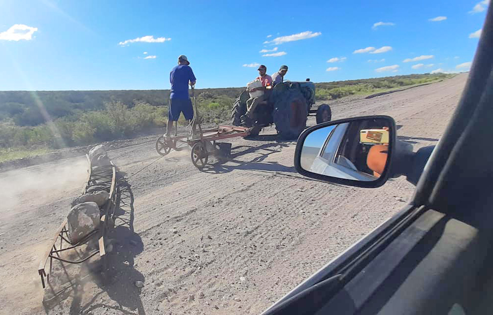 Ante el mal estado de  la Ruta 150, voluntarios pasan un tractor con una niveleta casera