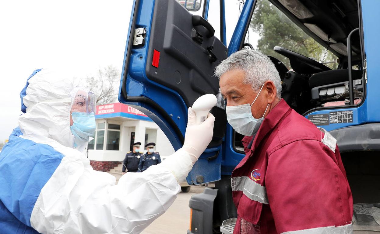 Camioneros mendocinos consideran “inhumano”  el trato que reciben por los hisopados