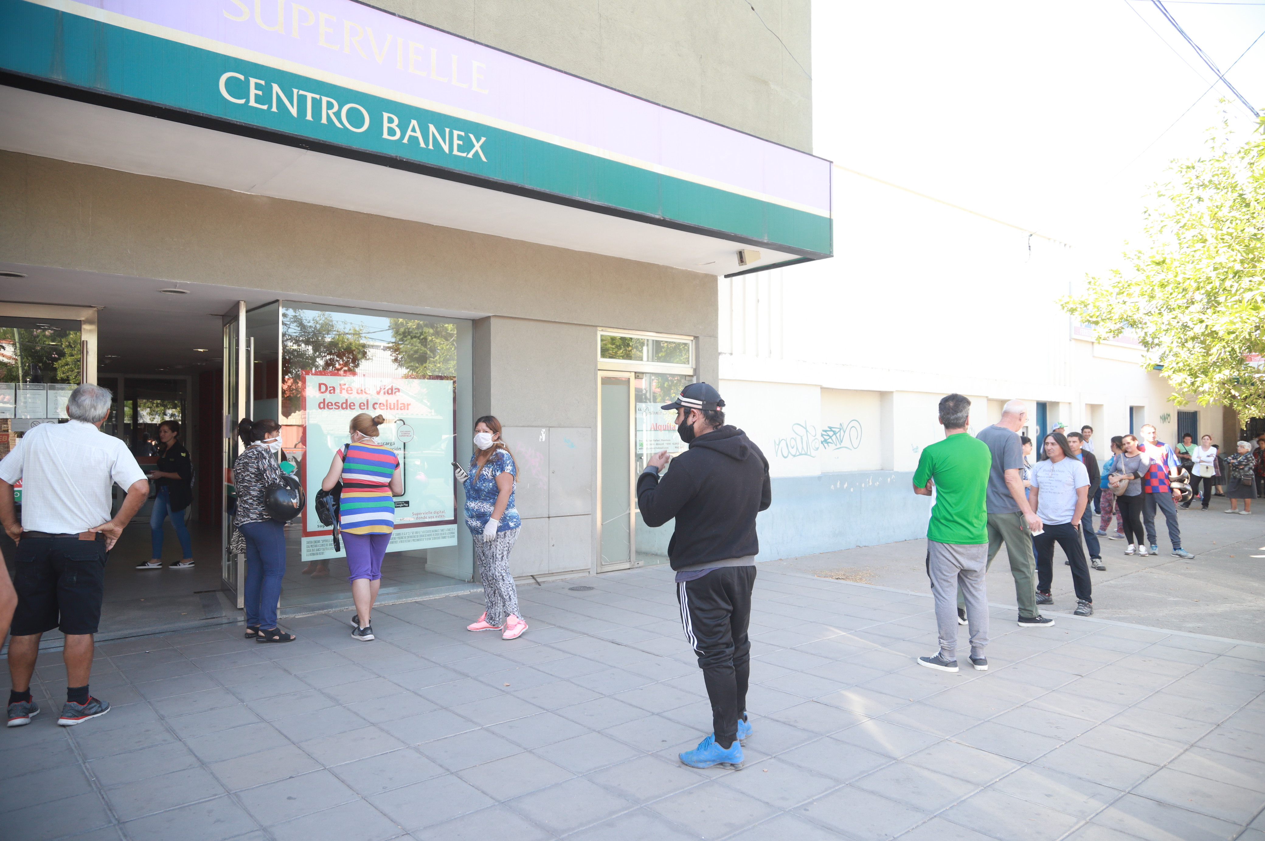 Jubilados en alerta por cambio de modalidad en una sede del Banco Supervielle