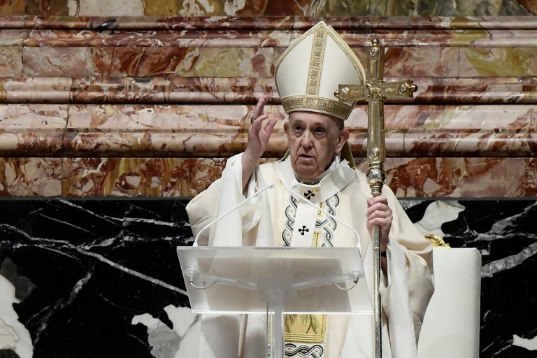 En la Misa de Pascua, el papa Francisco pidió que se superen los retrasos en la distribución de las vacunas y se compartan con los países pobres