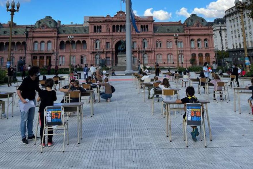 Clase abierta en Plaza de Mayo por padres y madres autoconvocados