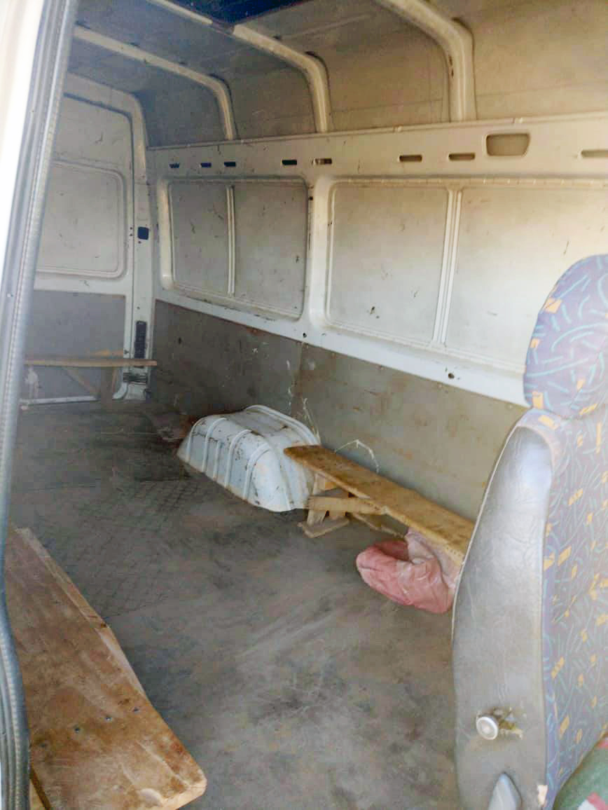 Sin licencias habilitantes  e incumpliendo todos los  protocolos llevaba 17 trabajadores indocumentados en un furgón