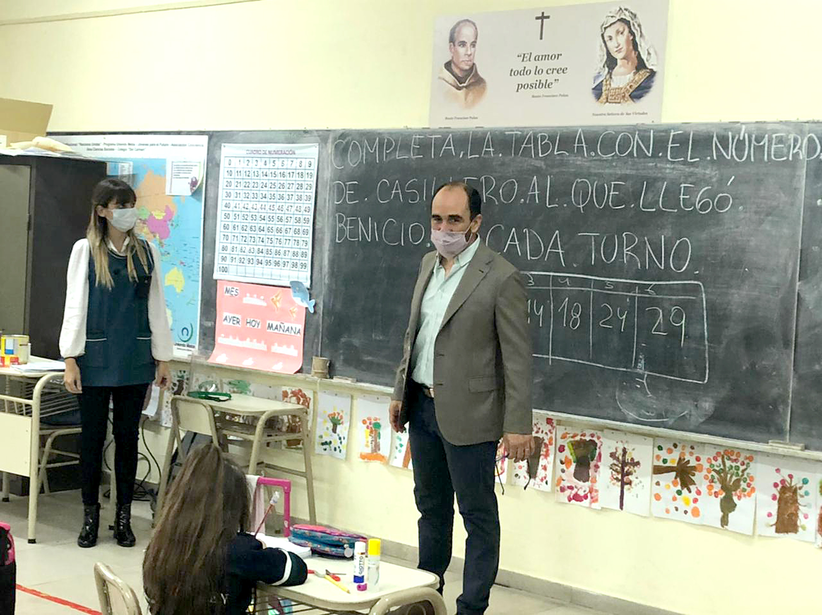 Thomas visitó ayer escuelas locales  y se reunió con Félix