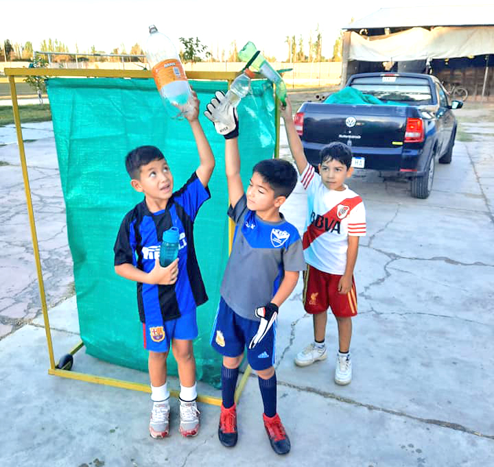 “Tu botella hecha pelota”:  cambian plásticos por material deportivo para los clubes