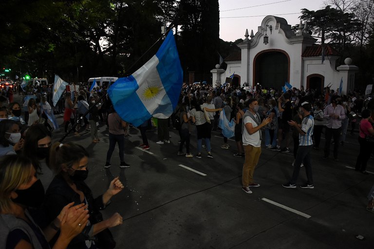 Otro cacerolazo en Olivos por la suspensión de las clases presenciales