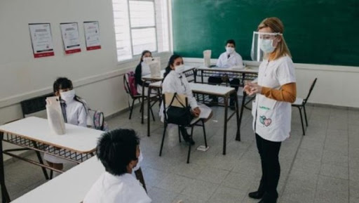 En mayo abonarán la primera cuota de útiles para docentes e indumentaria para celadores