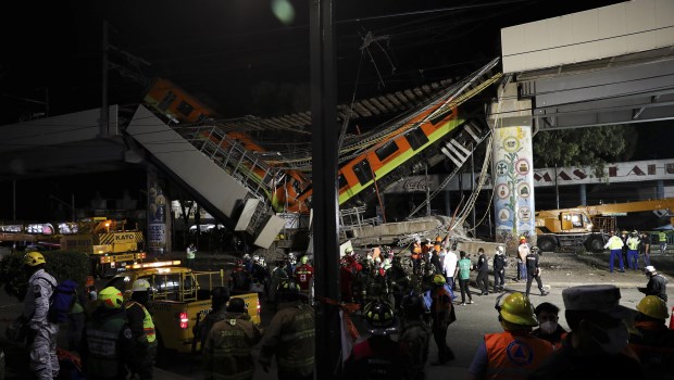 Al menos 23 muertos y 70 heridos al caer un tren del metro en México