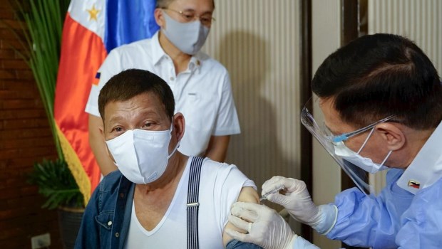 El presidente de Filipinas ordena arrestar a quienes usen mal el tapabocas