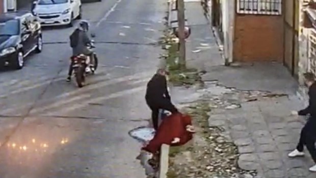 Detuvieron a un inspector de tránsito tras cometer un violento asalto como «motochorro» y tirotearse con la Policía