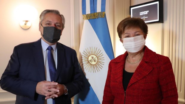 Economistas alertaron que si Argentina no acuerda con el FMI «va a ser un paria en el mundo»