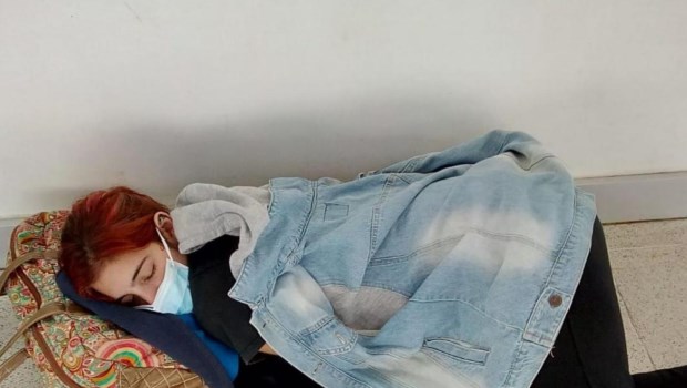 El director del hospital en el que fotografiaron a una joven en el piso que falleció dijo que «se le brindó atención»