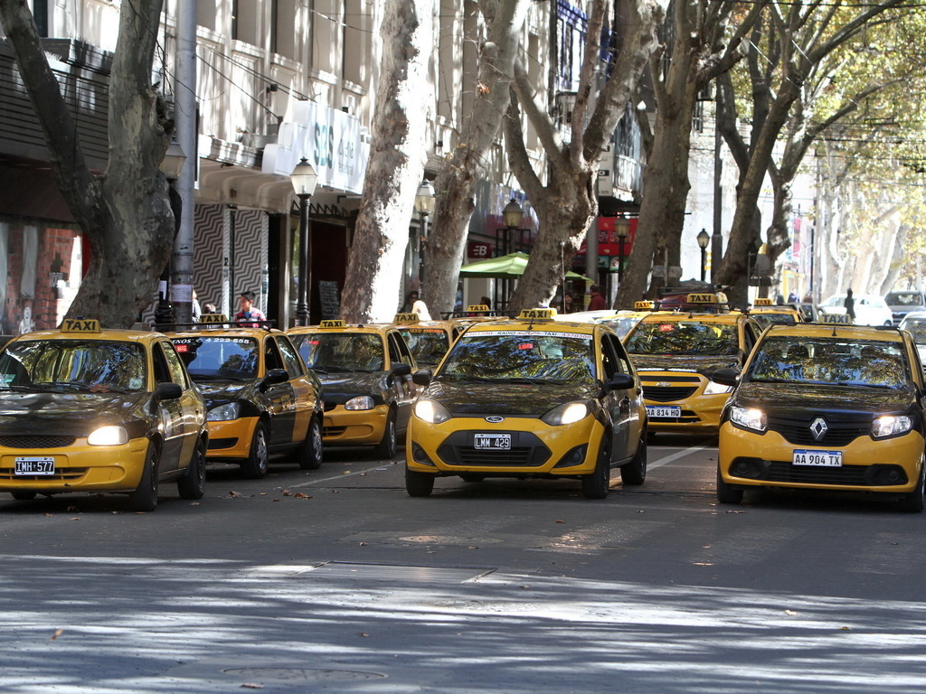 Taxis y remises: en junio se analizará un nuevo incremento en la tarifa