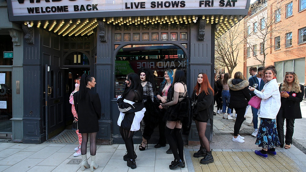 Desde hoy los británicos recuperan una mayor movilidad tras la estricta cuarentena