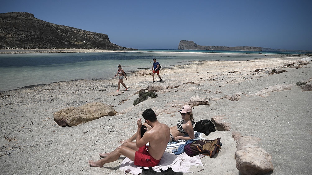 Los turistas empiezan a llegar a Grecia tras el súbito fin de las restricciones