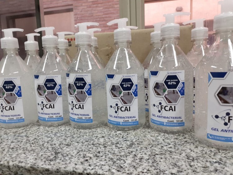 La planta piloto  de la FCAI ya fabrica alcohol al 70%