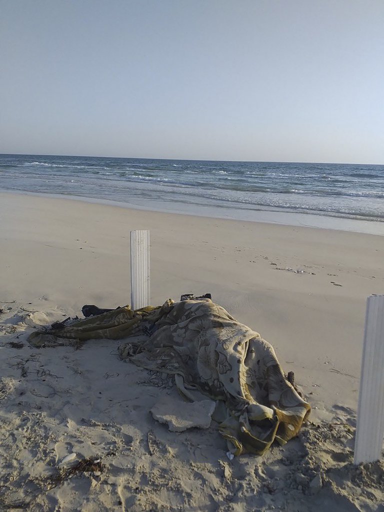 Cuerpos de niños aparecen en una playa de Libia después de que se hundieran los barcos en los que intentaban llegar a Europa