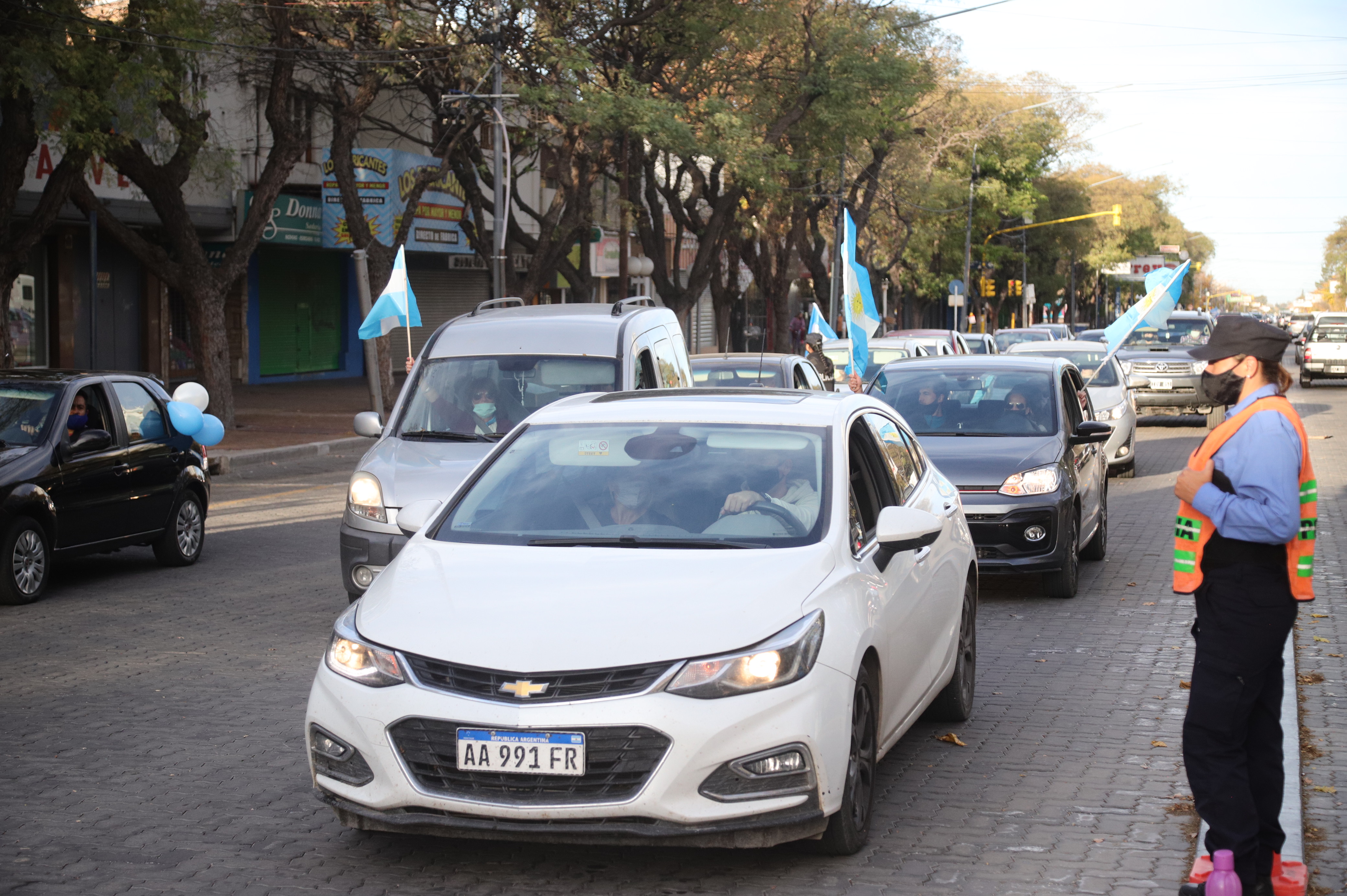 Unos 400 autos participaron de la  caravana contra las nuevas restricciones