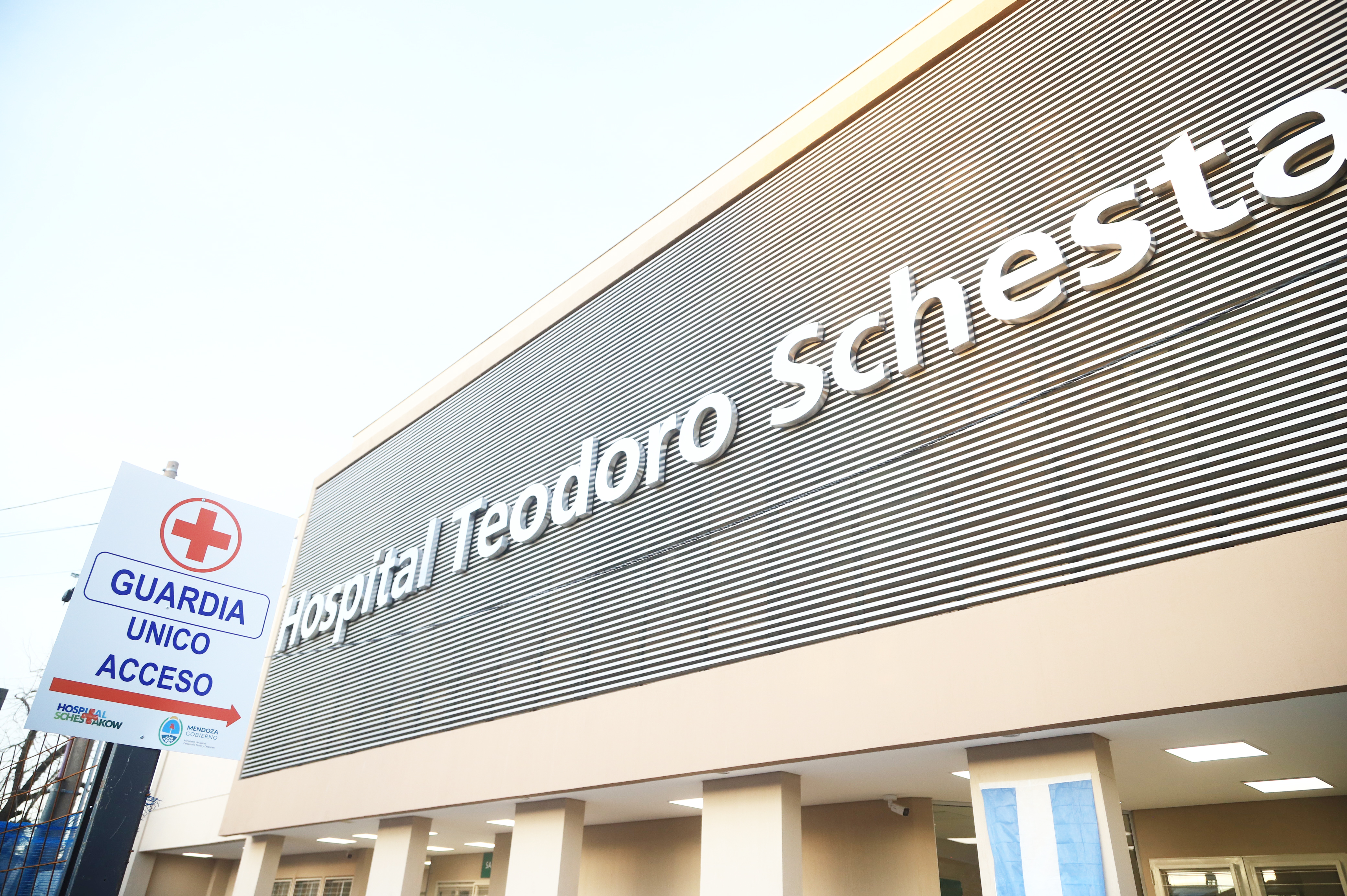 Reclamo y fuerte denuncia de los médicos residentes del hospital Schestakow: «Imagínese, Sr Director, intubar a un paciente con una videollamada»