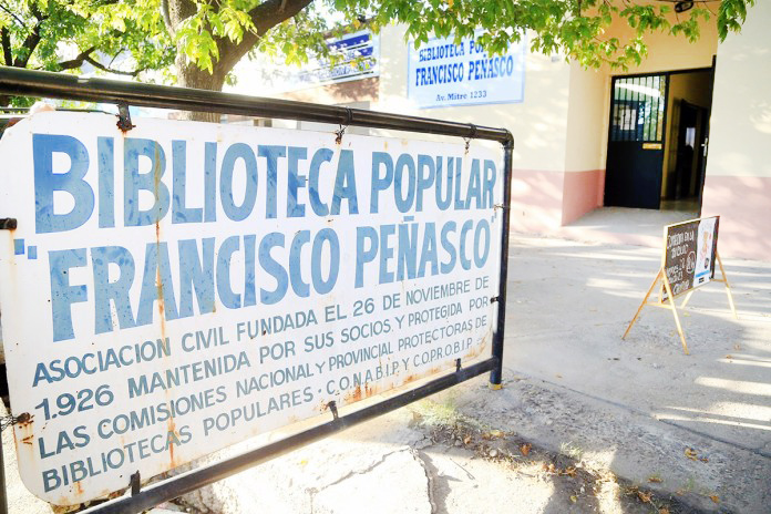 La biblioteca Peñasco  entrega plantines  a los jardines maternales