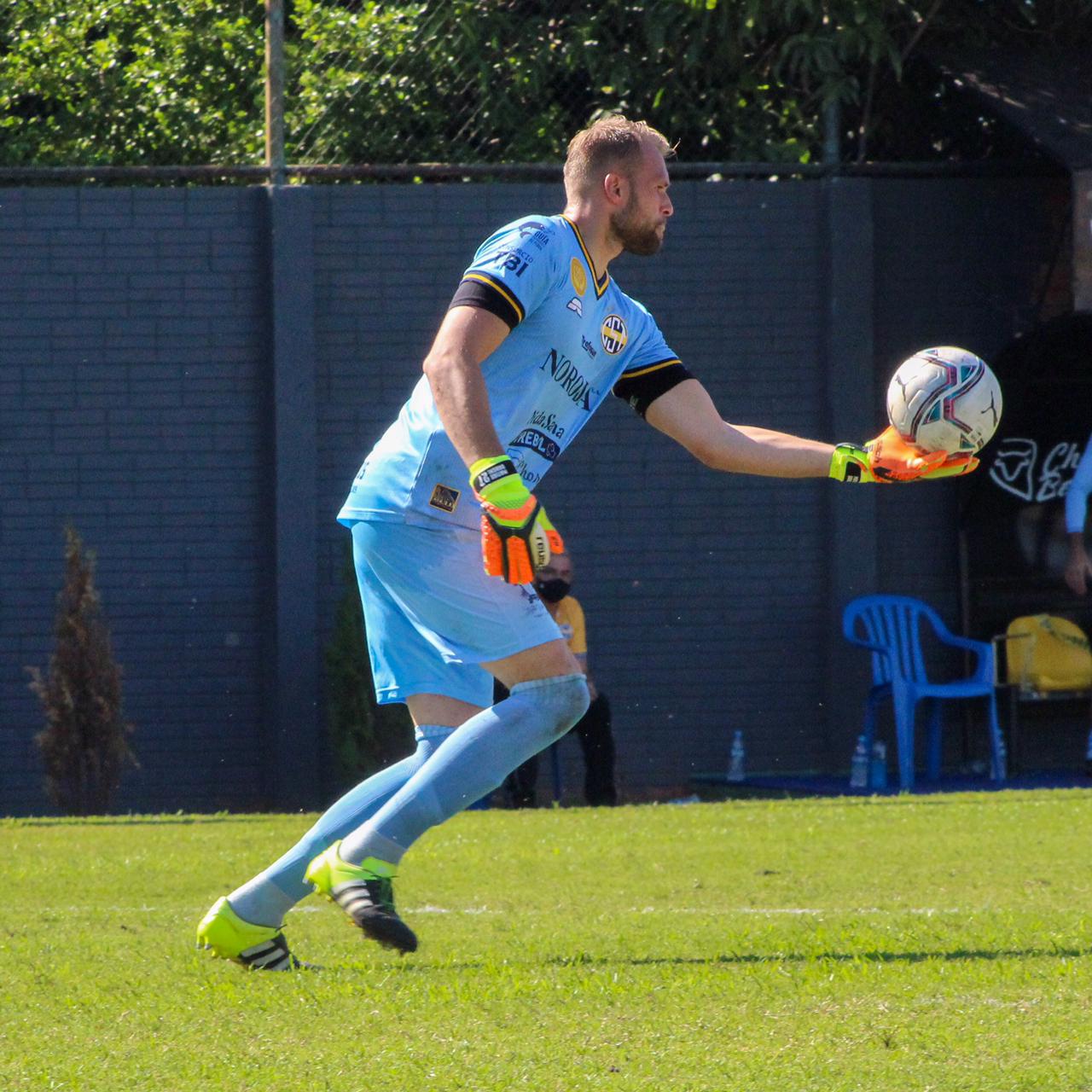 Matías Draghi tuvo su estreno en el ascenso del fútbol paraguayo
