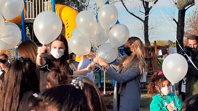 Pampita y Benjamín Vicuña inauguraron una plaza con el nombre de su hija Blanquita: “Para nosotros es re especial»