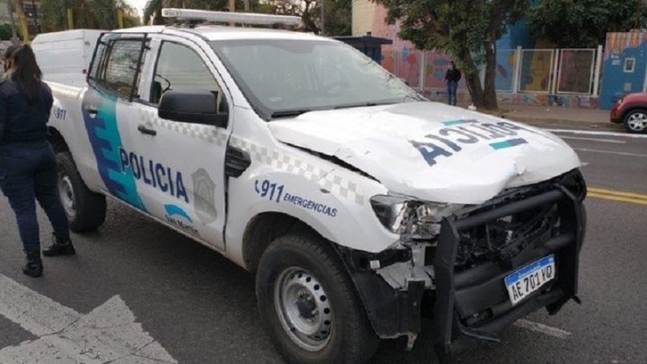 Un patrullero cruzó en rojo: atropelló y mató a un joven de 21 años en Buenos Aires