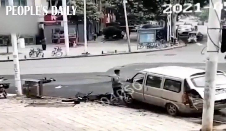 La Impactante explosión de una alcantarilla en China: voló parte del asfalto y provocó heridos
