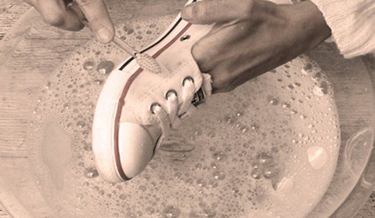 Elizabeth lava zapatillas por $100 para alimentar a su hijito: «Quiero una vida mejor para mi nene»