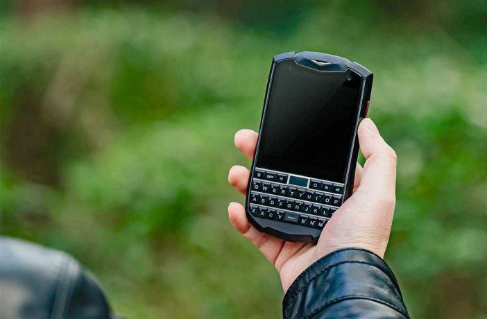 Para nostálgicos: lanzan celular idéntico al BlackBerry pero con Android