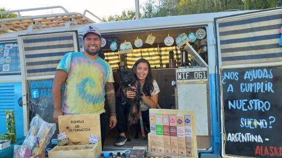 Kostumbres Argentinas: viajan en Kombi  hacia Alaska