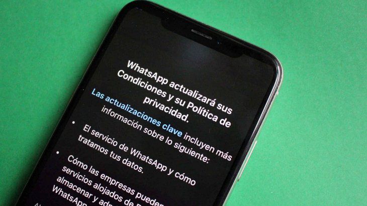 WhatsApp cambia una decisión para frenar el éxodo de usuarios