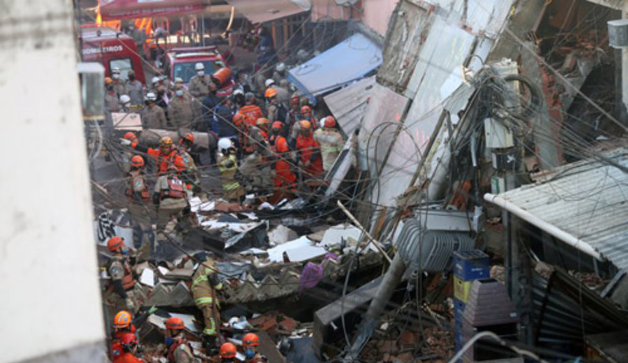 Una niña muerta al derrumbarse un edificio en Río de Janeiro