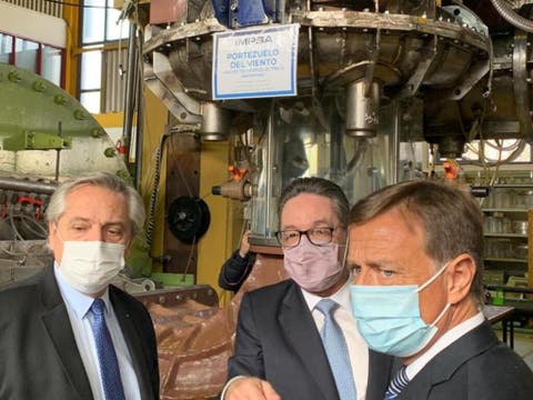 Suarez junto a Alberto Fernández recorren el laboratorio de IMPSA