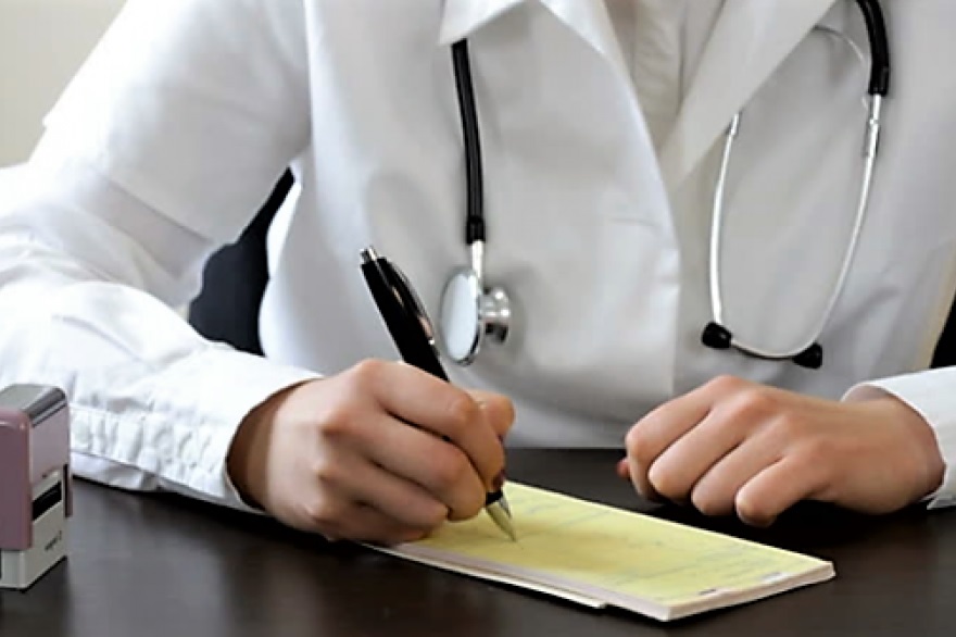 Proponen disminuir el contacto con médicos  para retirar recetas