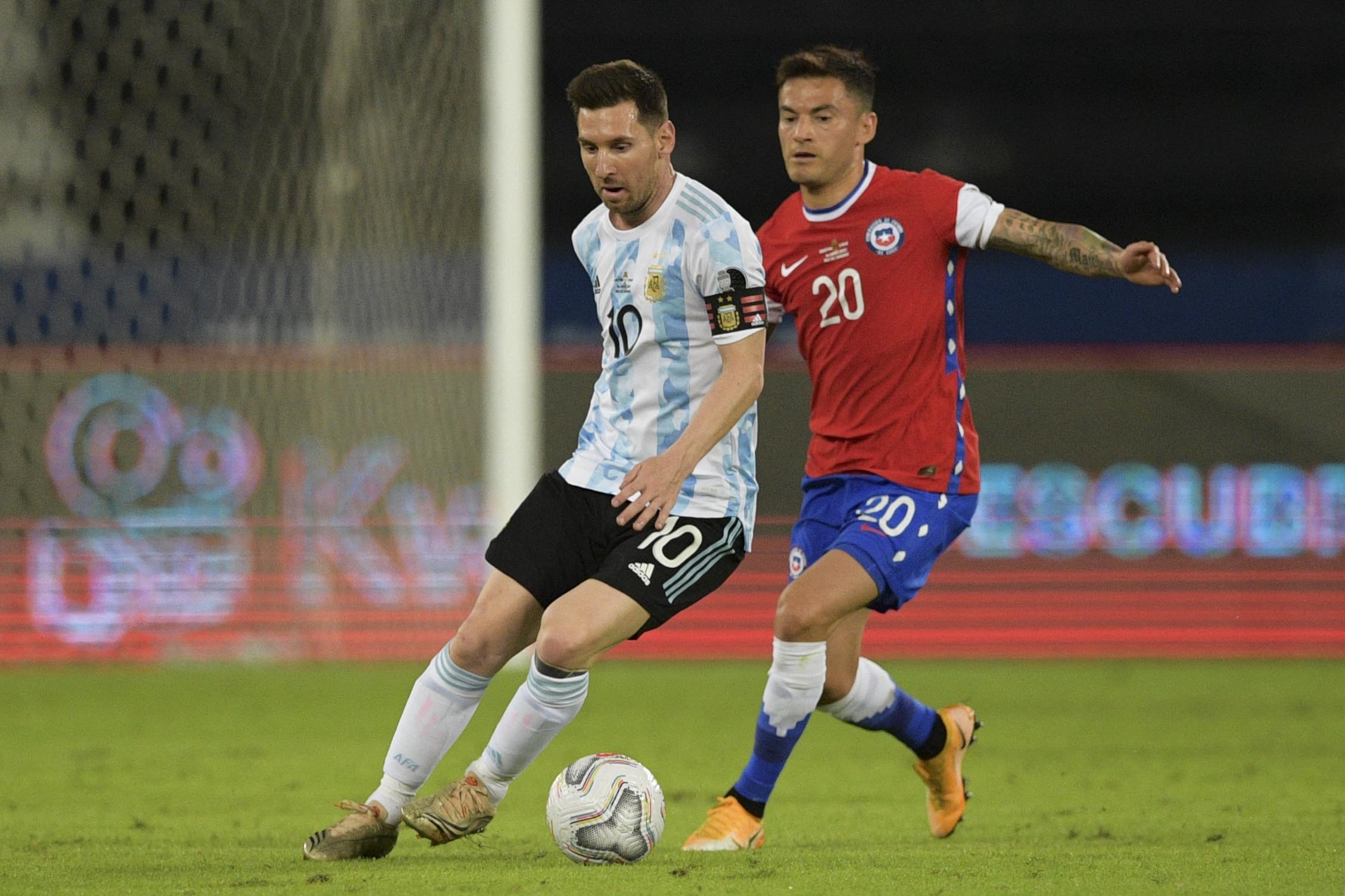 Argentina empató con Chile en su estreno en la Copa América