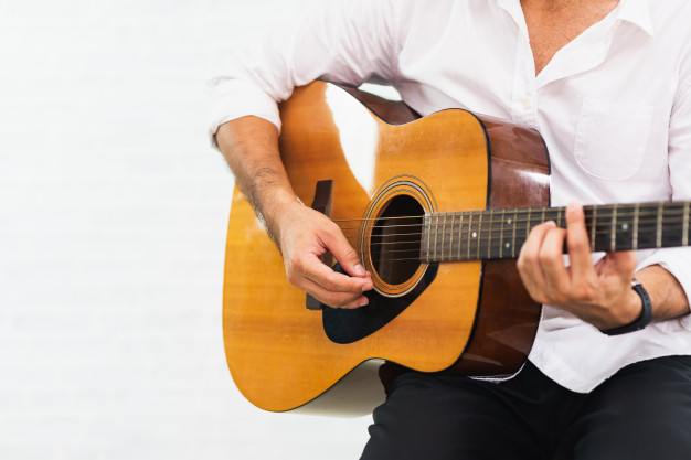 Cáritas San Rafael pide  donaciones de guitarras  para armar un taller de música