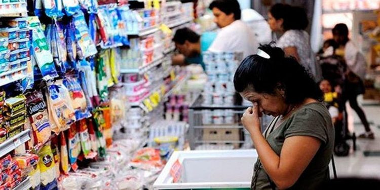 Dura definición de El País sobre la economía argentina: “Un peso, un caramelo”