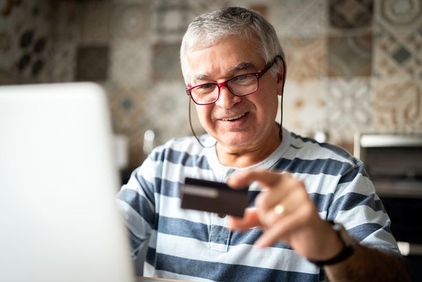 Bloqueo de tarjetas a jubilados  por seguridad: qué deben hacer  para volver a usarlas