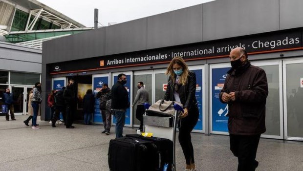 Las compañías aéreas piden precisiones al Gobierno tras el primer día del cupo de 600 pasajeros