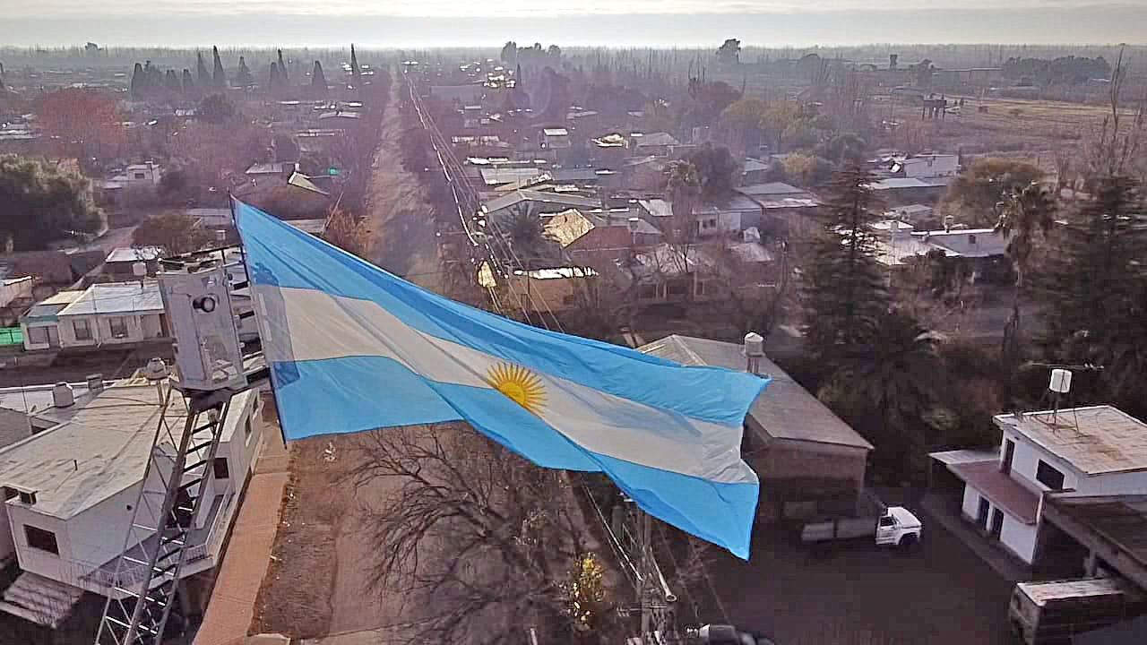 Los bomberos de Salto de las Rosas elevaron la bandera nacional con el camión escalera