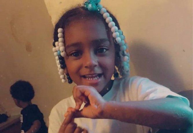 Sádico y mortal castigo: obligó a su hija de 4 años a permanecer parada durante tres días seguidos