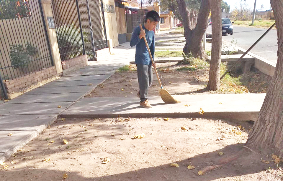 Tiene solo 10 años y sale a barrer veredas  para poder comprarse botines y guantes de fútbol